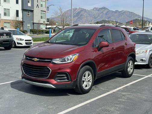 Crimson Metallic 2022 Chevrolet Trax LT