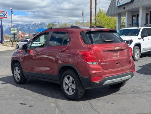 Crimson Metallic 2022 Chevrolet Trax LT