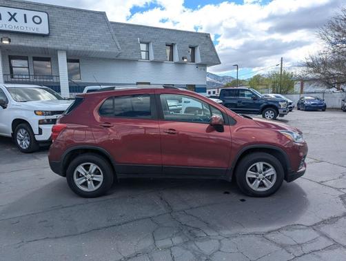 Crimson Metallic 2022 Chevrolet Trax LT