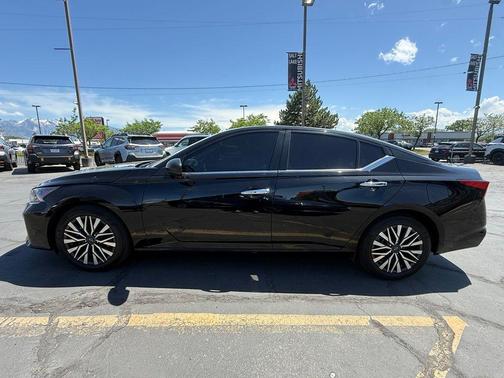 Black 2024 Nissan Altima 2.5 SV