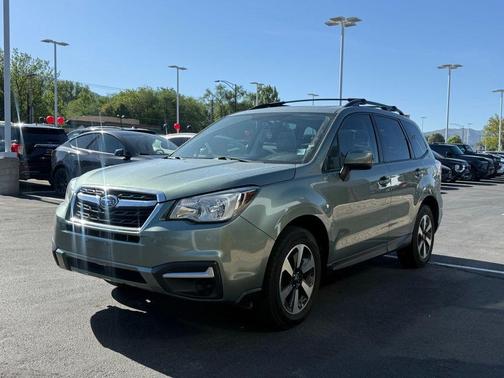 Jasmine Green Metallic 2017 Subaru Forester 2.5i Premium