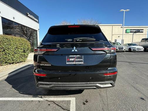 2026 Mitsubishi Outlander ES