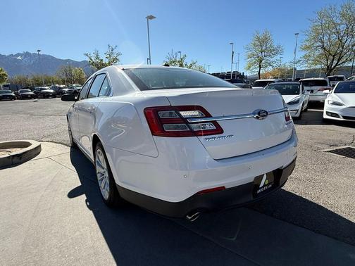 White Platinum Clearcoat Metallic 2017 Ford Taurus Limited