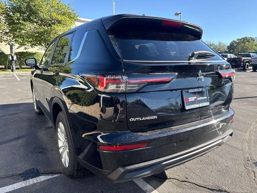 Black 2026 Mitsubishi Outlander ES