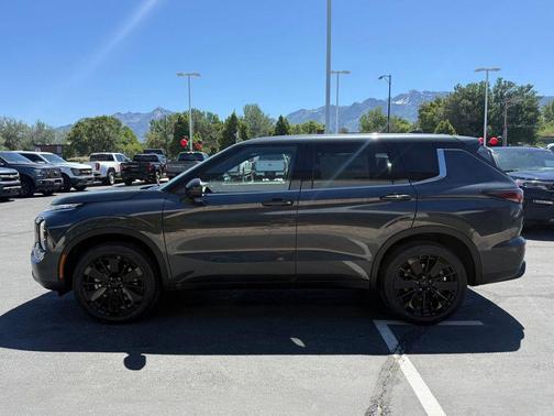 Graphite Gray 2026 Mitsubishi Outlander LE