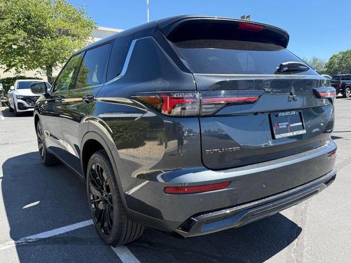 Graphite Gray 2026 Mitsubishi Outlander LE