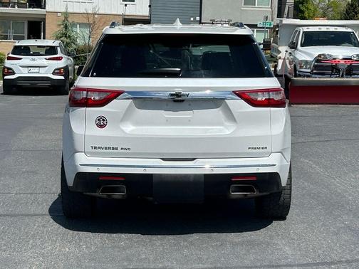 Iridescent Pearl Tricoat 2019 Chevrolet Traverse Premier