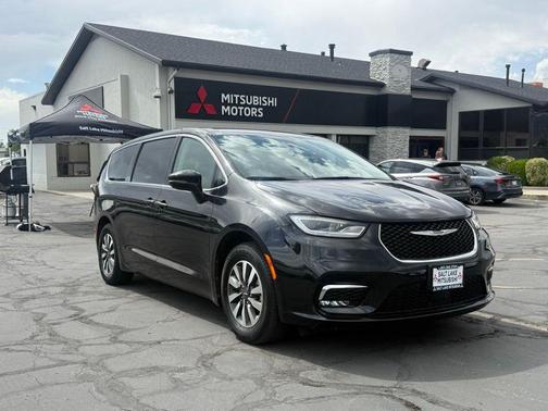 Brilliant Black Crystal Pearlcoat 2022 Chrysler Pacifica Hybrid Touring L