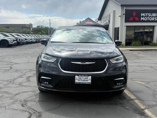 Brilliant Black Crystal Pearlcoat 2022 Chrysler Pacifica Hybrid Touring L