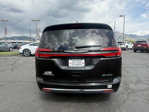 Brilliant Black Crystal Pearlcoat 2022 Chrysler Pacifica Hybrid Touring L