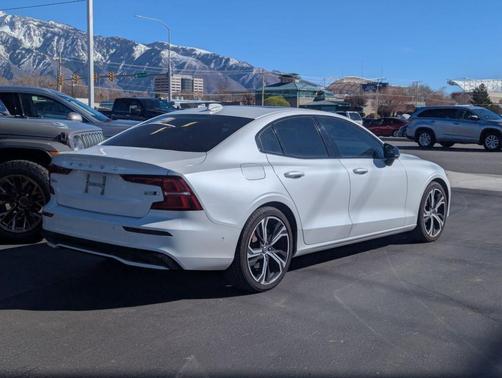 2024 Volvo S60 B5 Ultimate Dark Theme