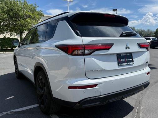 White 2024 Mitsubishi Outlander