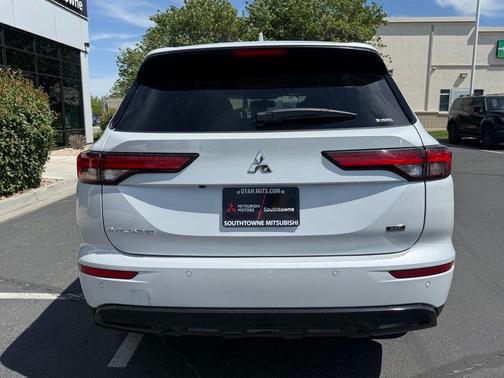 White 2024 Mitsubishi Outlander