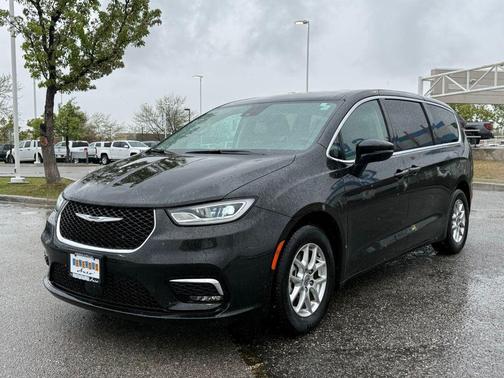 Brilliant Black Crystal Pearlcoat 2023 Chrysler Pacifica Touring-L