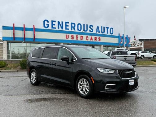 Brilliant Black Crystal Pearlcoat 2023 Chrysler Pacifica Touring-L