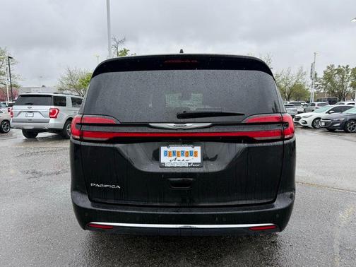 Brilliant Black Crystal Pearlcoat 2023 Chrysler Pacifica Touring-L