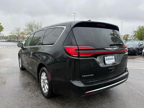 Brilliant Black Crystal Pearlcoat 2023 Chrysler Pacifica Touring-L