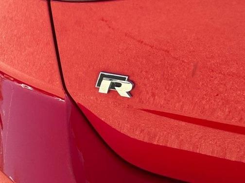 2018 Volkswagen Golf R 2.0T w/DCC & Navigation