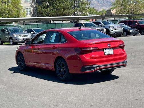Kings Red 2022 Volkswagen Jetta 1.5T SE