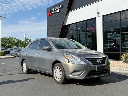 Khaki 2016 Nissan Versa 1.6 SV