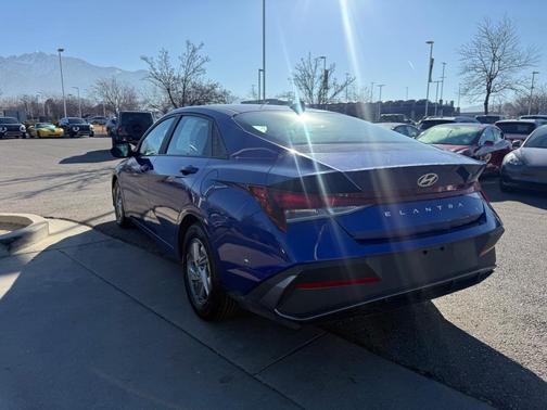 2024 Hyundai ELANTRA SE