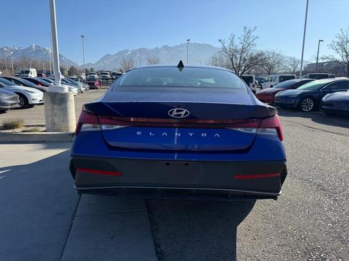 2024 Hyundai ELANTRA SE