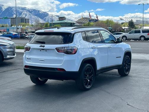 Bright White Clearcoat 2025 Jeep Compass Latitude