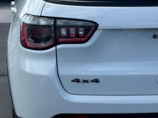 Bright White Clearcoat 2025 Jeep Compass Latitude