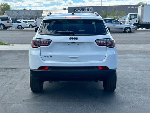 Bright White Clearcoat 2025 Jeep Compass Latitude