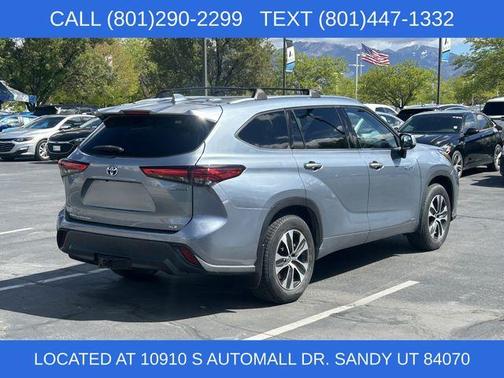 Moon Dust 2020 Toyota Highlander Hybrid XLE