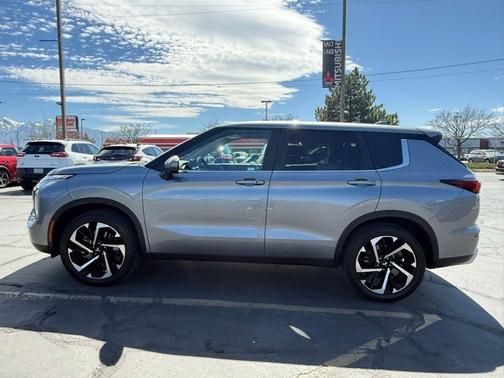 Mercury Gray Metallic 2023 Mitsubishi Outlander SE