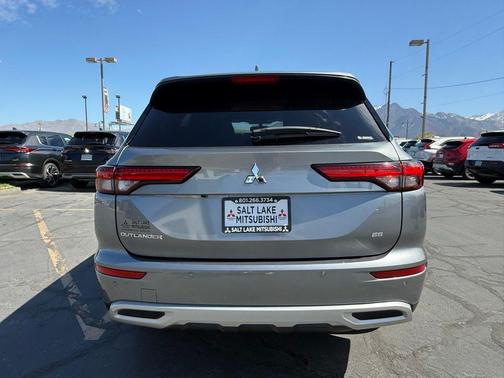 Mercury Gray Metallic 2023 Mitsubishi Outlander SE