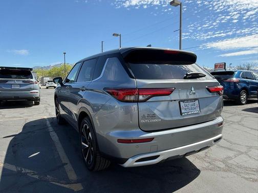 Mercury Gray Metallic 2023 Mitsubishi Outlander SE