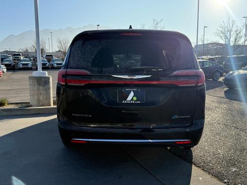 2022 Chrysler Pacifica Hybrid Touring L