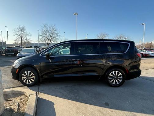 2022 Chrysler Pacifica Hybrid Touring L
