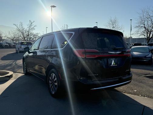 2022 Chrysler Pacifica Hybrid Touring L
