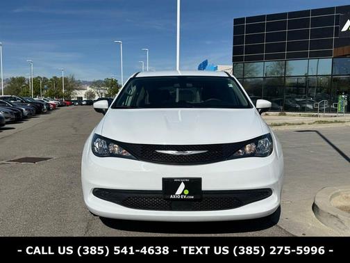 Bright White Clearcoat 2022 Chrysler Voyager LX