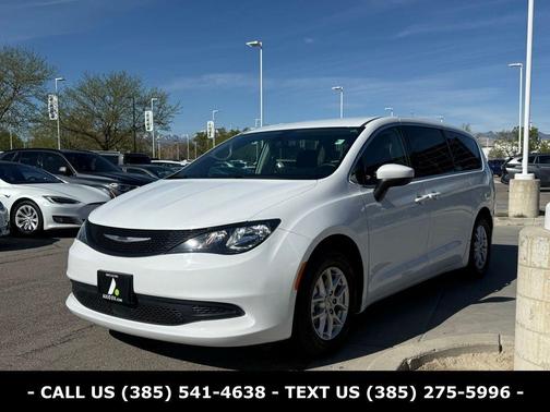 Bright White Clearcoat 2022 Chrysler Voyager LX