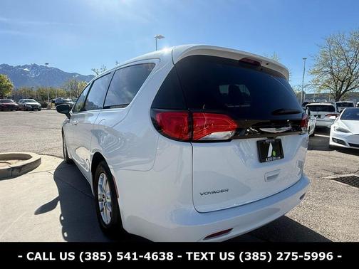 Bright White Clearcoat 2022 Chrysler Voyager LX
