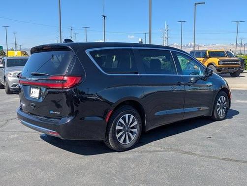 2024 Chrysler Pacifica Hybrid Select