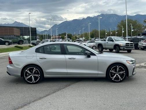 2024 Volvo S60 B5 Plus Dark Theme
