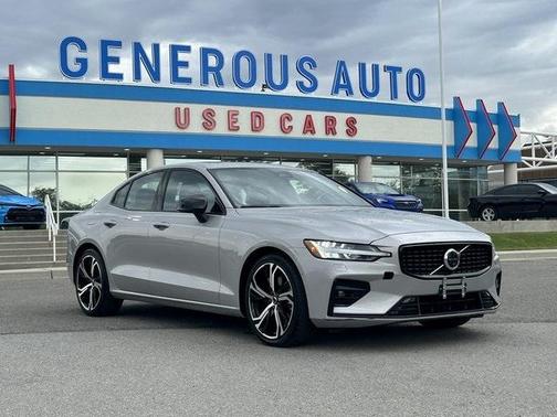 2024 Volvo S60 B5 Plus Dark Theme