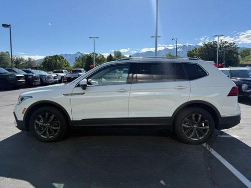 Pure White 2022 Volkswagen Tiguan 2.0T SE