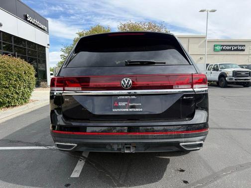 Deep Black Pearl Effect 2024 Volkswagen Atlas 2.0T SE