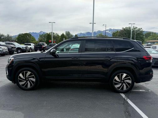 Deep Black Pearl Effect 2024 Volkswagen Atlas 2.0T SE