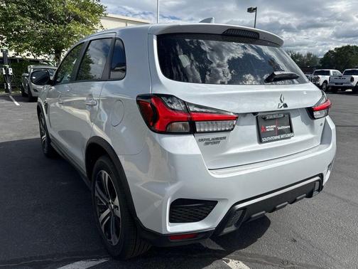 White 2027 Mitsubishi Outlander Sport 2.0 SE