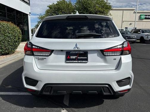 White 2027 Mitsubishi Outlander Sport 2.0 SE