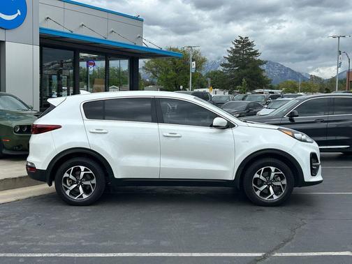 Snow White Pearl 2022 Kia Sportage LX