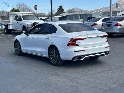 2022 Volvo S60 B5 Momentum