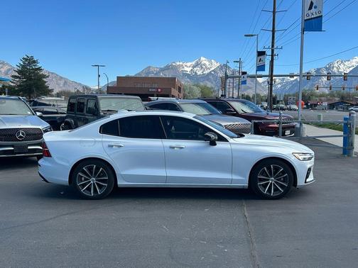 2022 Volvo S60 B5 Momentum